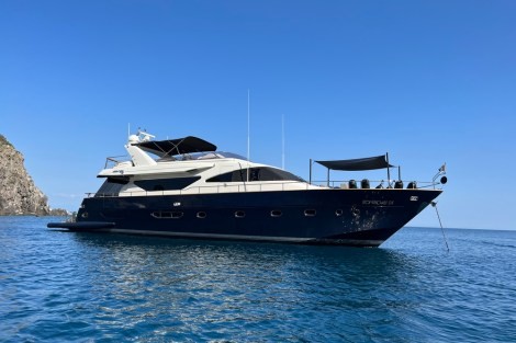 Review img # 19 of the yacht Resilience