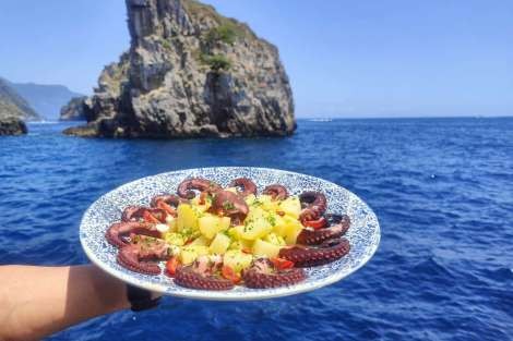 Review img # 18 of the yacht Resilience